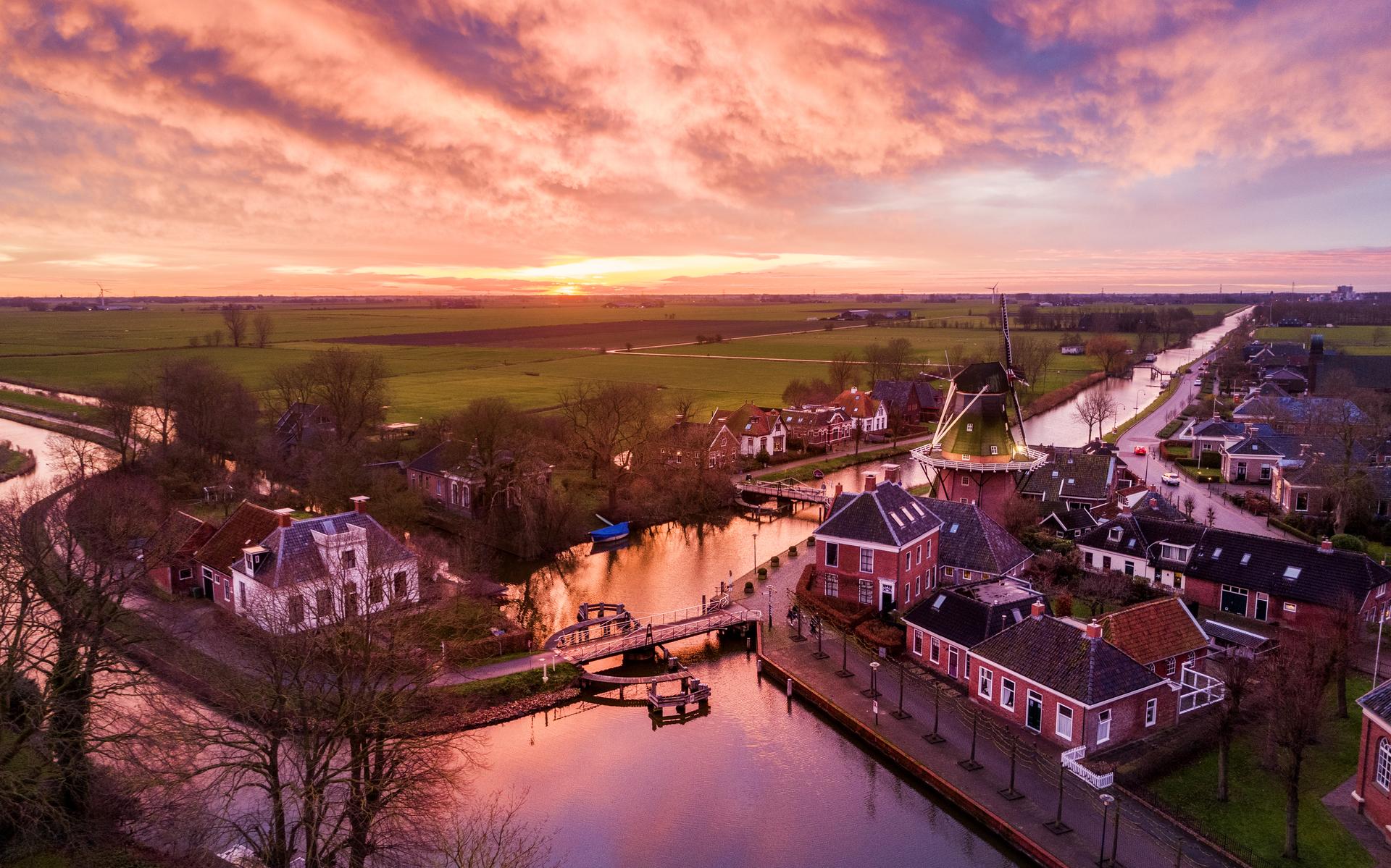 De lucht boven Drenthe en Groningen kleurde roze met paars. Bekijk hier